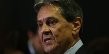 Roberto Jefferson reage a prisão e estilhaços atingem policiais Roberto Jefferson reage a prisão e estilhaços atingem policiais