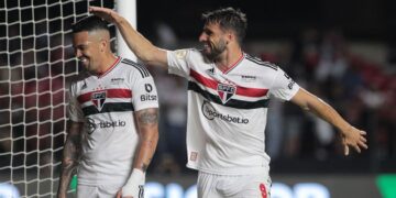 São Paulo arranca vitória sobre Atlético-GO no Morumbi