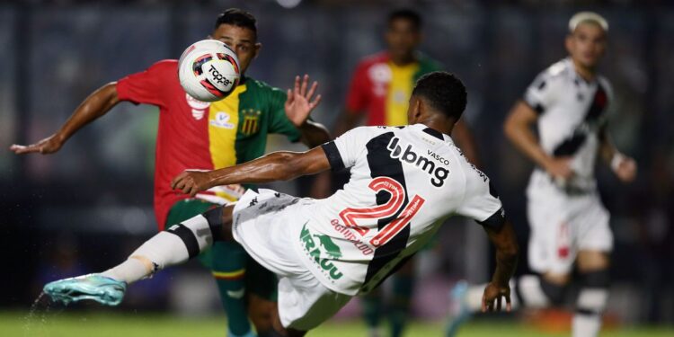 Vasco perde e desperdiça chance de garantir o acesso à Série A