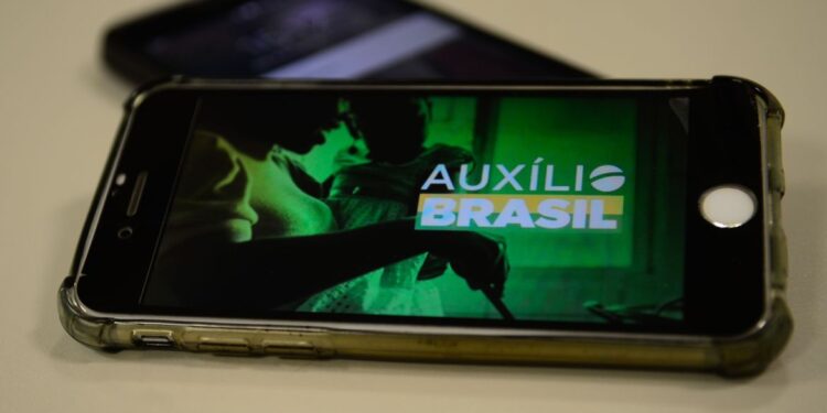 Última parcela de outubro do Auxílio Brasil é paga hoje