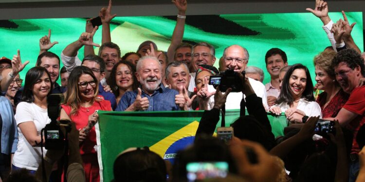 Em primeiro discurso, Lula diz que combate à miséria é sua missão