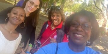 Angelina Jolie visita a filha Zahara na universidade e posa para fotos com fãs