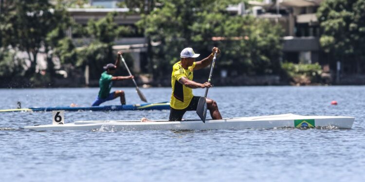 Isaquias Querioz vive dia especial na Copa Brasil de Canoagem