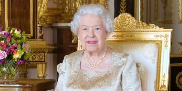 Rainha Elizabeth teria ficado “horrorizada” pelo retrato da família real da Netflix em “The Crown”