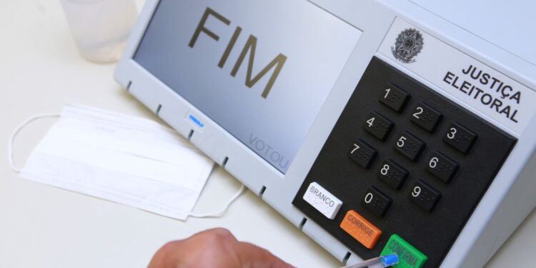 Defesa entregará relatório sobre urnas ao TSE hoje Defesa entregará relatório sobre urnas ao TSE hoje