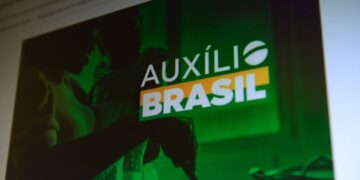 Beneficiários do Auxilio Brasil podem sacar hoje parcela de novembro
