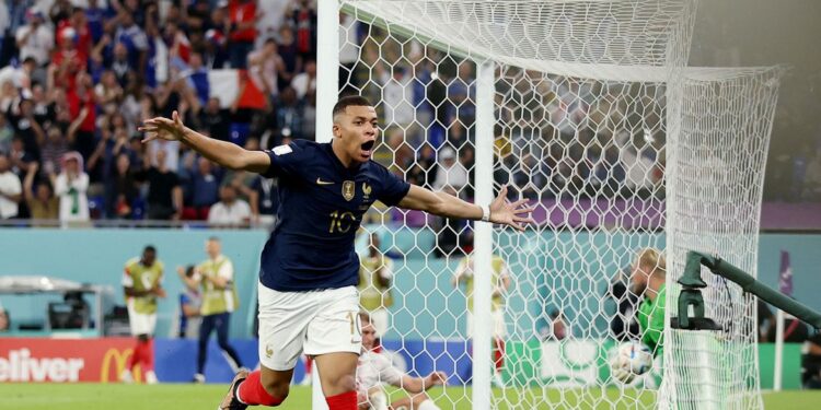 Mbappé decide contra Dinamarca e França é a 1ª classificada na Copa