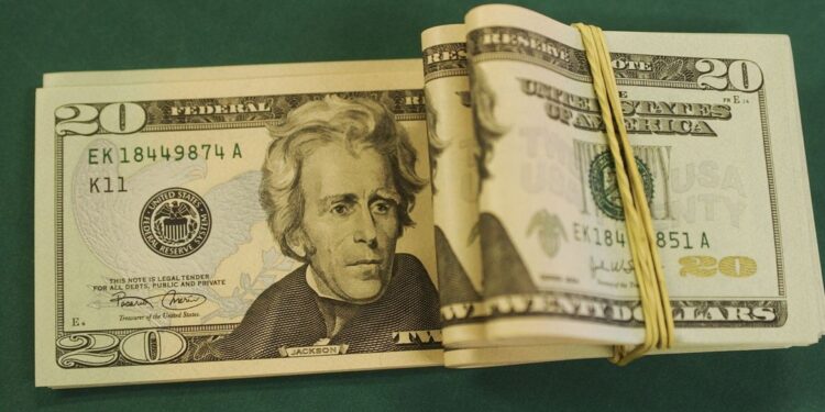 Dólar cai para R$ 5,28 com China e PEC da Transição