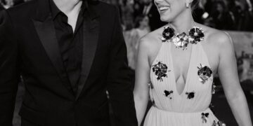 Millie Bobby Brown e namorado cantam Taylor Swift