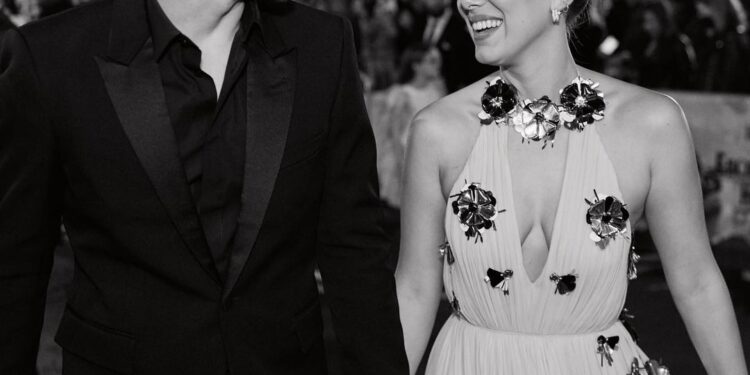 Millie Bobby Brown e namorado cantam Taylor Swift