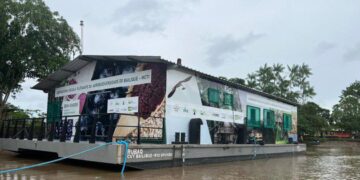 Comunidade do Amapá recebe laboratório-escola flutuante Comunidade do Amapá recebe laboratório-escola flutuante