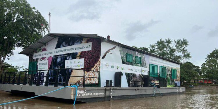 Comunidade do Amapá recebe laboratório-escola flutuante Comunidade do Amapá recebe laboratório-escola flutuante