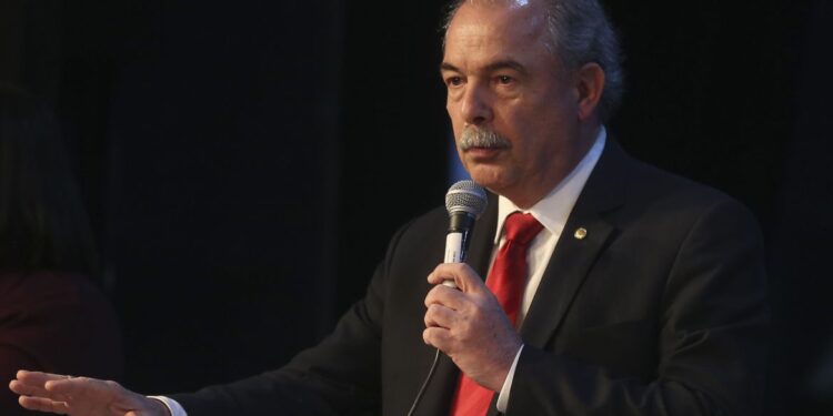 Mercadante anuncia futuros diretores do BNDES Mercadante anuncia futuros diretores do BNDES