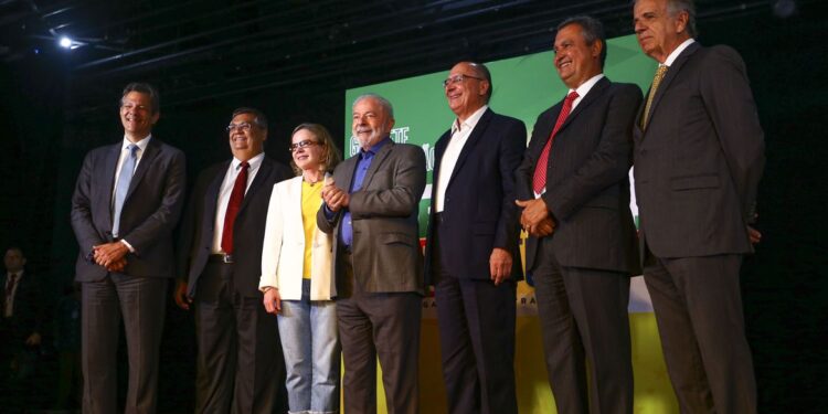 Lula anuncia cinco ministros do futuro governo