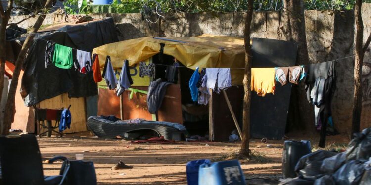 Vetada lei que proíbe arquitetura hostil a morador em situação de rua