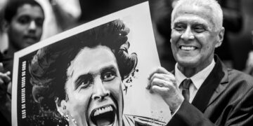 CBF, ex-jogadores e políticos prestam última homenagem a Dinamite