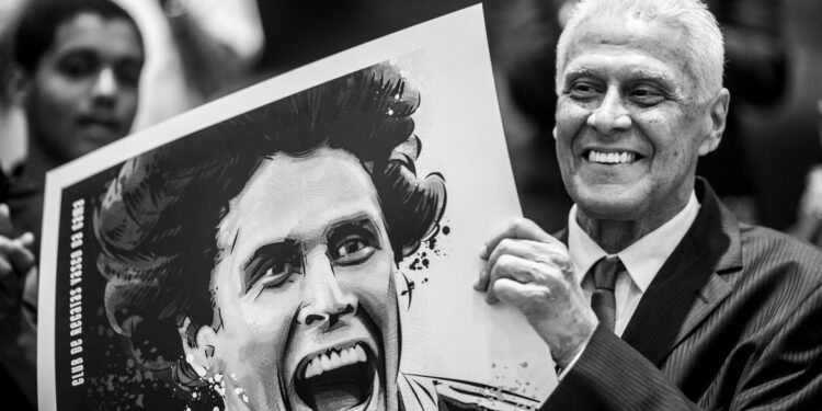 CBF, ex-jogadores e políticos prestam última homenagem a Dinamite