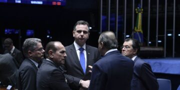 “O Brasil não vai ceder diante de golpismos”, diz presidente do Senado