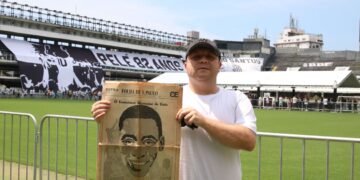 Fãs resgatam memórias de Pelé em última homenagem ao Rei do Futebol Fãs resgatam memórias de Pelé em última homenagem ao Rei do Futebol