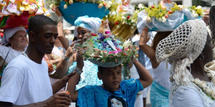 Cariocas comemoram o Dia de Iemanjá no Arpoador Cariocas comemoram o Dia de Iemanjá no Arpoador