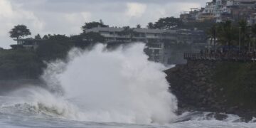 Bombeiros salvam mais de 1,6 mil vidas nas praias do Rio no carnaval Bombeiros salvam mais de 1,6 mil vidas nas praias do Rio no carnaval