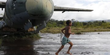 Militares trabalham durante a noite para reformar pista em TI Yanomami Militares trabalham durante a noite para reformar pista em TI Yanomami
