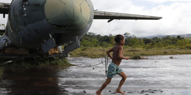 Militares trabalham durante a noite para reformar pista em TI Yanomami Militares trabalham durante a noite para reformar pista em TI Yanomami