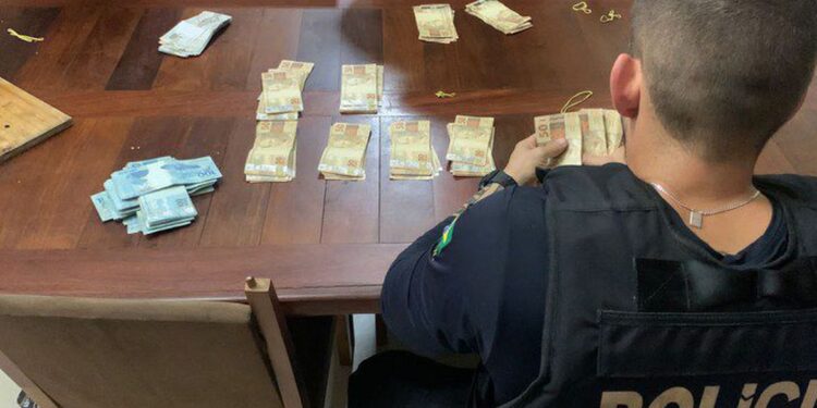 PF e Receita combatem contrabando, sonegação e lavagem de dinheiro PF e Receita combatem contrabando, sonegação e lavagem de dinheiro