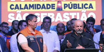 Em São Sebastião, Lula promete reconstrução de casas em áreas seguras Em São Sebastião, Lula promete reconstrução de casas em áreas seguras