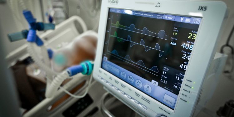 Aumentam hospitalizações por Covid-19 entre idosos