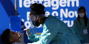 COVID-19: Brasil registra alta de 4,15% na média móvel de casos COVID-19: Brasil registra alta de 4,15% na média móvel de casos