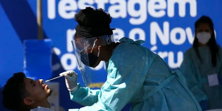 COVID-19: Brasil registra alta de 4,15% na média móvel de casos COVID-19: Brasil registra alta de 4,15% na média móvel de casos