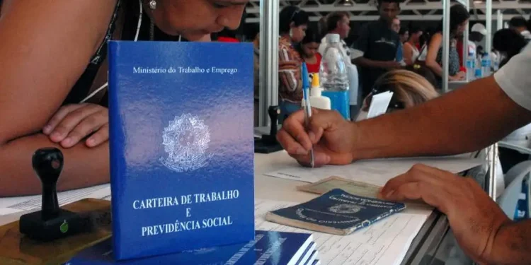Consumo aquecido impulsiona geração de empregos, mas acende alerta para a inflação