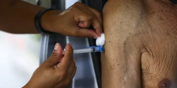 Fiocruz indica aumento de casos de covid-19 em idosos no país