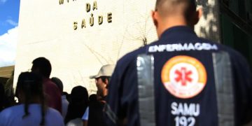PISO DA ENFERMAGEM: profissionais cobram retroativo para acerto de contas