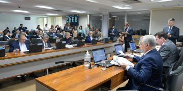 Projeto de lei isenta empresas de pagarem INSS e FGTS de aposentados contratados Projeto de lei isenta empresas de pagarem INSS e FGTS de aposentados contratados