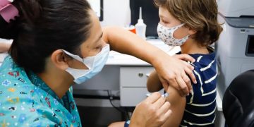 Pós-enchentes no RS: é preciso manter a caderneta de vacinação das crianças em dia, orienta UNICEF