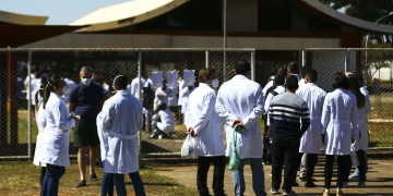 Médicos: 93% das regiões do RS apresentam níveis abaixo do recomendado pela OCDE; rejeição de novos cursos de medicina pode agravar situação Médicos: 93% das regiões do RS apresentam níveis abaixo do recomendado pela OCDE; rejeição de novos cursos de medicina pode agravar situação