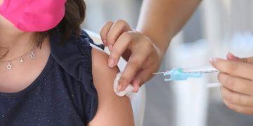 Covid-19: InfoGripe alerta para aumento dos casos graves entre crianças pequenas Covid-19: InfoGripe alerta para aumento dos casos graves entre crianças pequenas