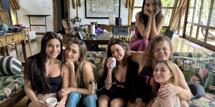 Natalie Smith fala sobre edição do “Xeque House”, reality ao vivo com os atores da série Xeque Mate  