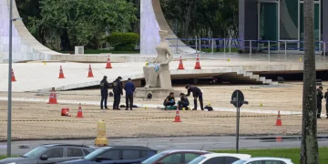 Explosões em Brasília: Praça dos Três Poderes e trânsito na Esplanada liberados nesta sexta-feira (15) Explosões em Brasília: Praça dos Três Poderes e trânsito na Esplanada liberados nesta sexta-feira (15)