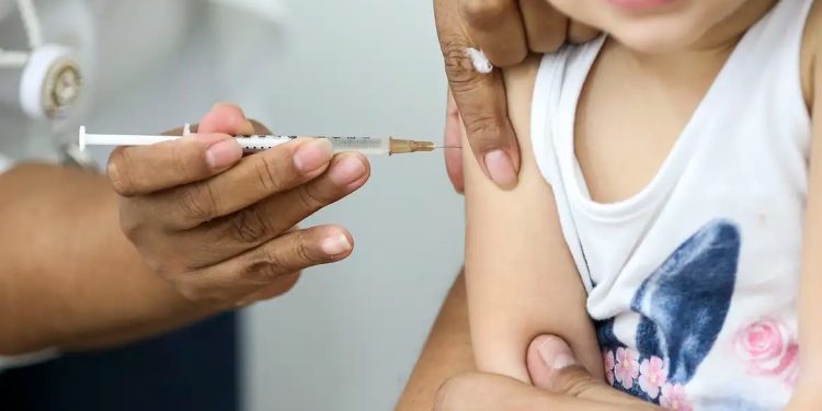 Poliomielite: vacina oral contra doença é substituída por injetável no Brasil Poliomielite: vacina oral contra doença é substituída por injetável no Brasil