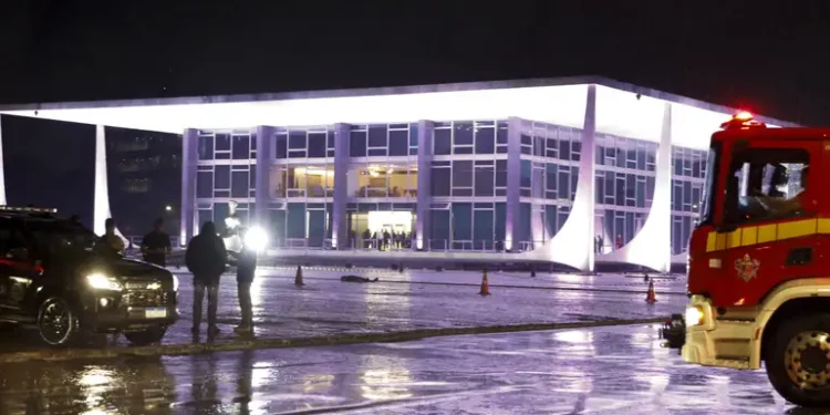 Praça dos Três Poderes fechada após duas explosões, na noite desta quarta-feira (13); uma morte confirmada Praça dos Três Poderes fechada após duas explosões, na noite desta quarta-feira (13); uma morte confirmada