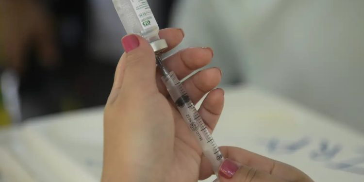 Cobertura vacinal supera a meta de 95% em várias cidades do Brasil