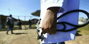 Piso da enfermagem: possível equiparação salarial entre auxiliares e técnicos causa pouco impacto financeiro, defende Cofen