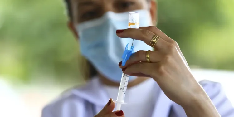 Covid-19: Fiocruz alerta sobre cuidados no Carnaval para evitar aumento de casos de complicações respiratórias