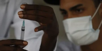 Covid-19: casos e óbitos apresentam queda entre final de fevereiro e início de março