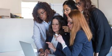 Dia da Mulher: 7 em cada 10 mulheres abriram mão da saúde física ou de hobbies em prol do trabalho