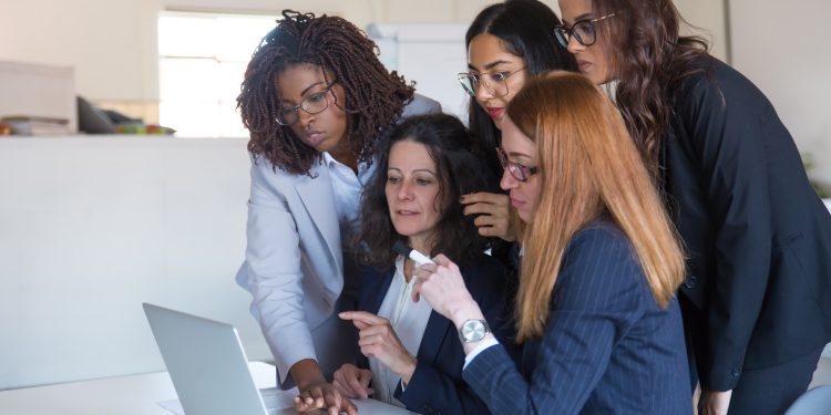 Dia da Mulher: 7 em cada 10 mulheres abriram mão da saúde física ou de hobbies em prol do trabalho