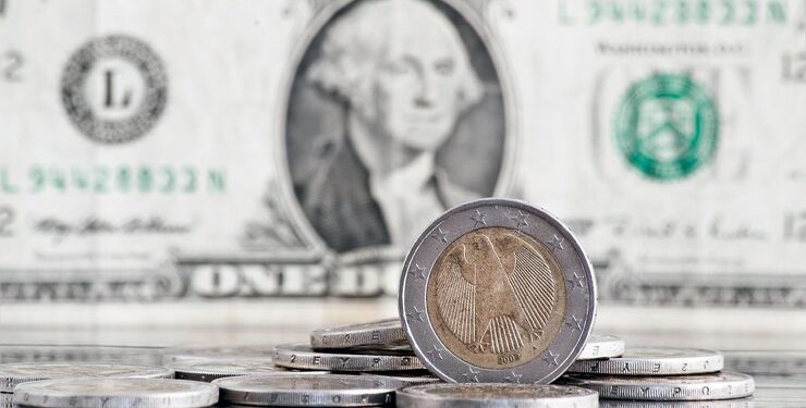 Em alta, dólar sobe a R$ 5,85 Em alta, dólar sobe a R$ 5,85